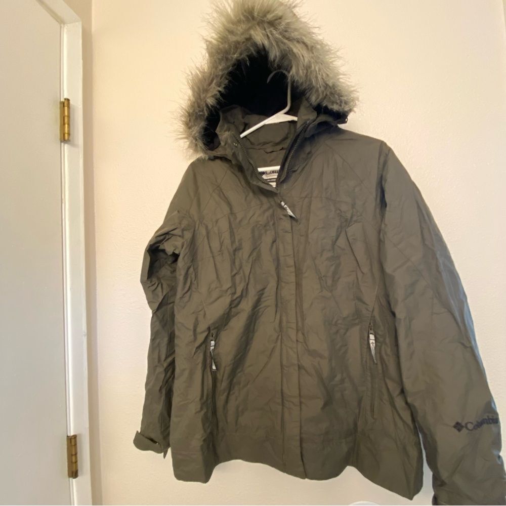 Columbia vintage waterproof nylon mid weight hooded fur jacket olive green L